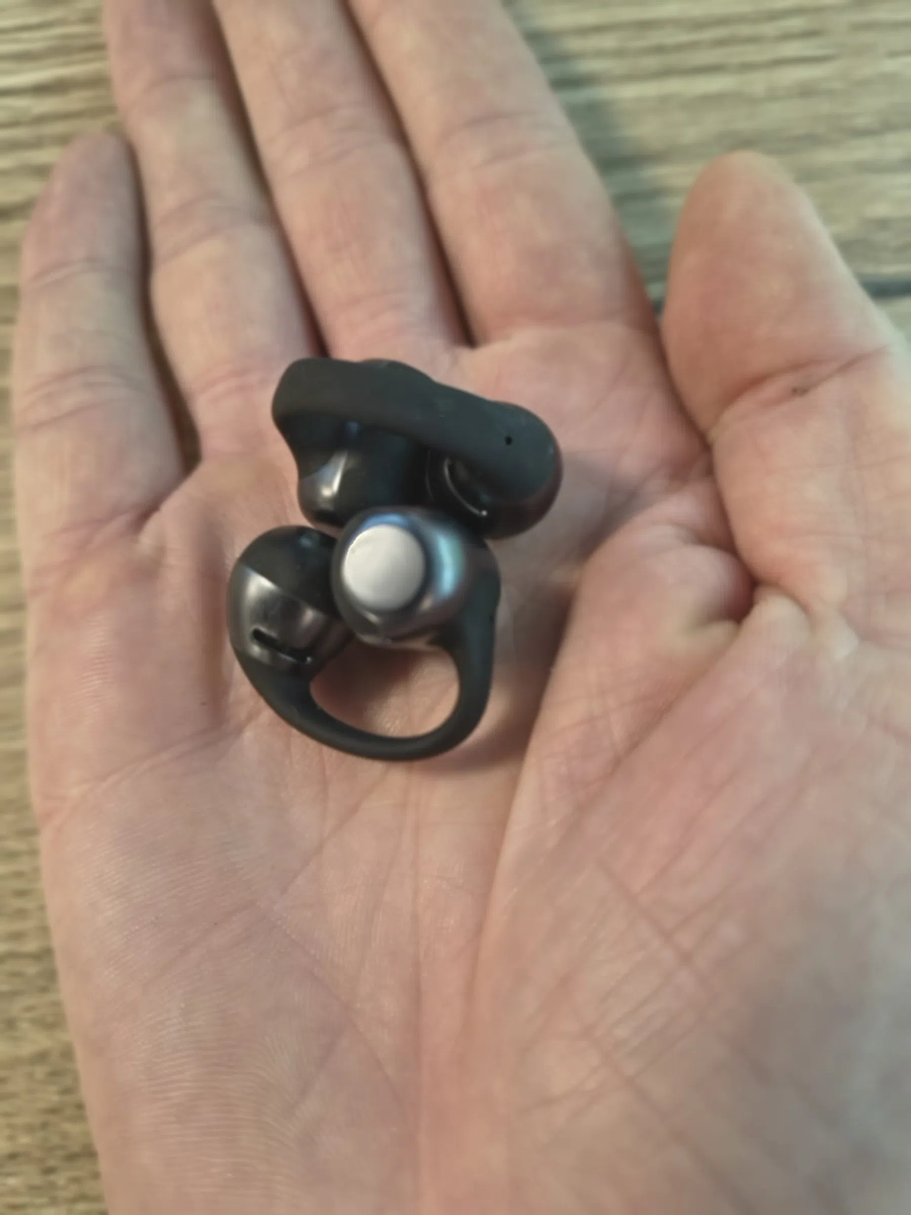 Als je ze in de hand houd, zie je pas hoe klein deze oortjes zijn